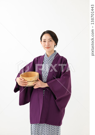 A woman in a yukata 138701443