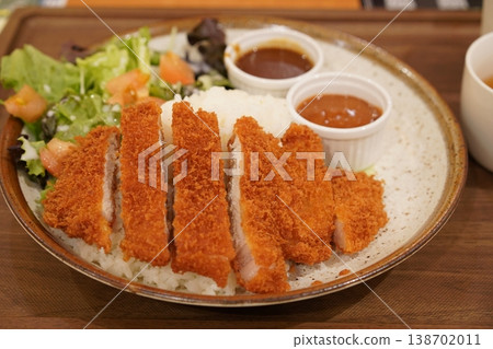 日式咖哩飯配兩種咖哩醬 日式咖哩飯配兩種咖哩醬 138702011