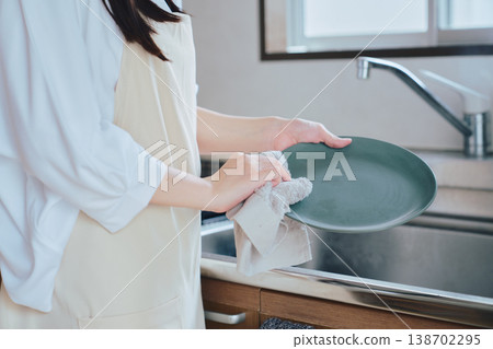 一位女性在廚房洗碗;家務勞動和日常生活的畫面;一種乾淨整潔、注重健康的生活方式。 一位女性在廚房洗碗;家務勞動和日常生活的畫面;一種乾淨整潔、注重健康的生活方式。 138702295