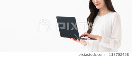 有筆記型電腦的女人 138702468