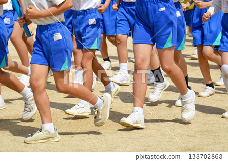 跑在運動會的小學學生 138702868