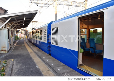 Mie Prefecture: Platform and train at Utsube Station on the Yokkaichi Asunaro Railway. 138702986