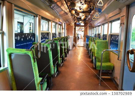 在停靠於三重縣宇津部站的四日市飛鳥鐵道列車內。 138702989