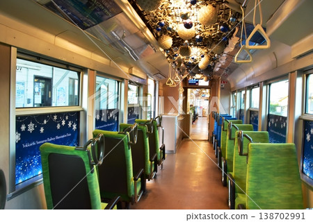 在停靠於三重縣宇津部站的四日市飛鳥鐵道列車內。 138702991