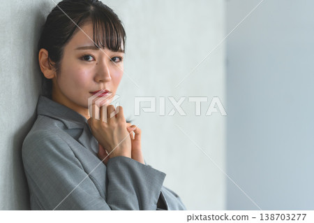 一位女商人若有所思地看著鏡頭。 138703277