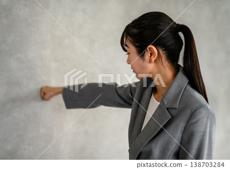 一位意志堅定的女商人敲響了那堵牆 138703284