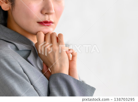 一位女子靠在牆上，手托著下巴，那是她的臉。 138703295