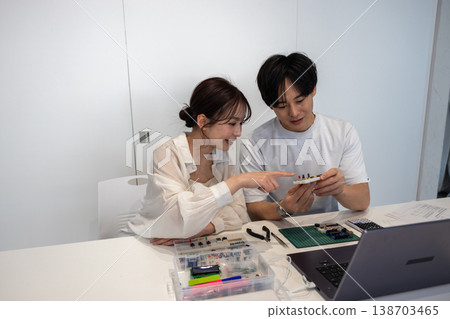 學習電子電路的青年男女 138703465