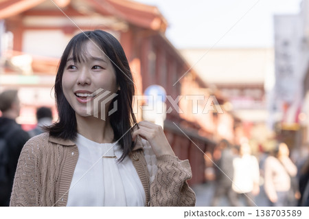 一位年輕女子在舊城區觀光:假日漫步淺草。 一位年輕女子在舊城區觀光:假日漫步淺草。 138703589