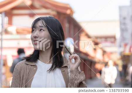 一位年輕女子在舊城區觀光:假日漫步淺草。 一位年輕女子在舊城區觀光:假日漫步淺草。 138703590