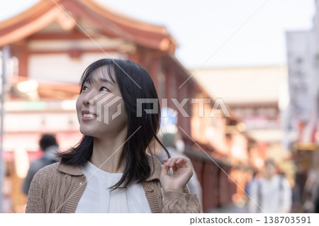 一位年輕女子在舊城區觀光:假日漫步淺草。 一位年輕女子在舊城區觀光:假日漫步淺草。 138703591
