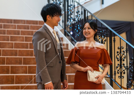 身穿彩色禮服的新郎新娘(婚禮、婚禮儀式、換裝、換禮服) 身穿彩色禮服的新郎新娘(婚禮、婚禮儀式、換裝、換禮服) 138704433