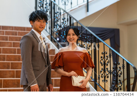 身穿彩色禮服的新郎新娘(婚禮、婚禮儀式、換裝、換禮服) 身穿彩色禮服的新郎新娘(婚禮、婚禮儀式、換裝、換禮服) 138704434