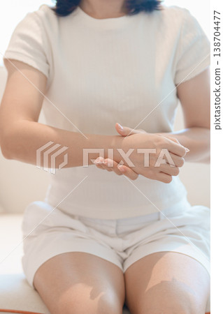 Woman having wrist pain for Carpal Tunnel Syndrome, Wrist Tendinitis, muscle ache, De Quervain s tenosynovitis, ergonomic, Hand Osteoarthritis, Office syndrome and Parkinson disease concept Woman having wrist pain for Carpal Tunnel Syndrome, Wrist Tendinitis, muscle ache, De Quervain s tenosynovitis, ergonomic, Hand Osteoarthritis, Office syndrome and Parkinson disease concept 138704477