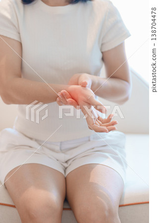 Woman having wrist pain for Carpal Tunnel Syndrome, Wrist Tendinitis, muscle ache, De Quervain s tenosynovitis, ergonomic, Hand Osteoarthritis, Office syndrome and Parkinson disease concept Woman having wrist pain for Carpal Tunnel Syndrome, Wrist Tendinitis, muscle ache, De Quervain s tenosynovitis, ergonomic, Hand Osteoarthritis, Office syndrome and Parkinson disease concept 138704478