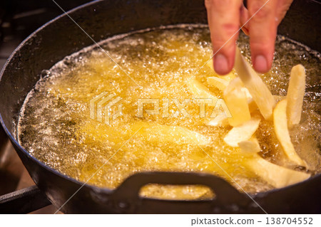 The cooking process of frying French fries (the moment the ingredients are placed in the oil) 138704552