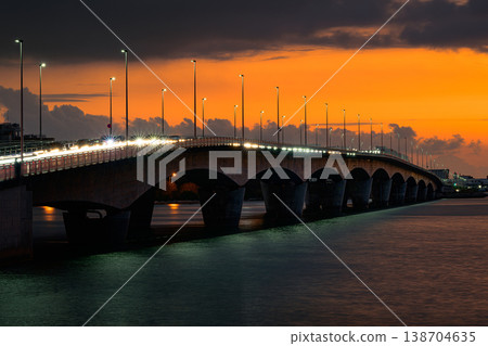 Kameezhi Bridge: A bridge spanning the sky and sea, bathed in the colors of the sunset. 138704635