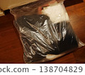 用垃圾袋包裝的女式衣服（舊衣服回收） 138704829