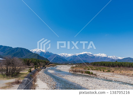 白雪皚皚的北阿爾卑斯山脈和高瀨川 白雪皚皚的北阿爾卑斯山脈和高瀨川 138705216