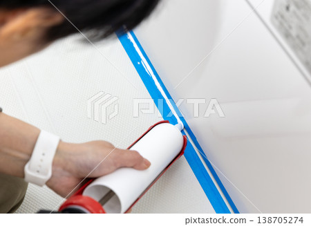 更換單元浴室的填縫劑 138705274