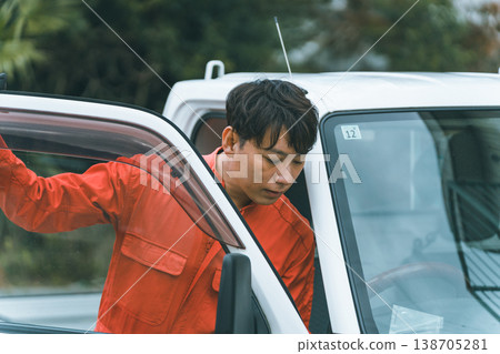 一輛輕型卡車和一個穿著工作服的男人 138705281