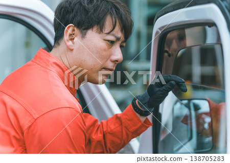 一輛輕型卡車和一個穿著工作服的男人 一輛輕型卡車和一個穿著工作服的男人 138705283