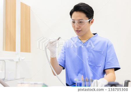 Dentist Dentist to examine Dentist Dentist to examine 138705308