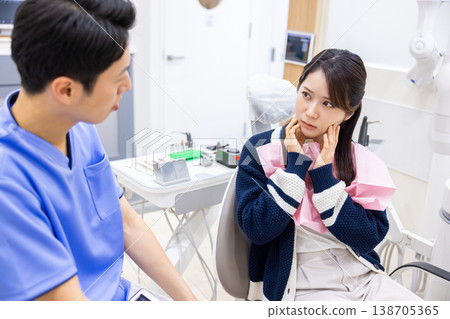 牙醫病人接受檢查 138705365