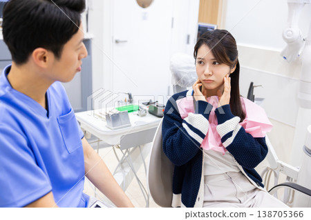 牙醫病人接受檢查 138705366