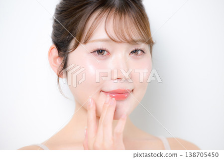 唇部護理，以及觸摸年輕女性擁有清澈、容光煥發、水潤美麗肌膚的雙唇。 138705450