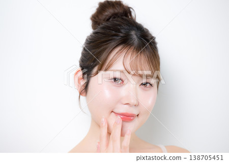 唇部護理，以及觸摸年輕女性擁有清澈、容光煥發、水潤美麗肌膚的雙唇。 138705451