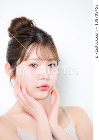 觸摸一位年輕女性的臉頰，她擁有晶瑩剔透、容光煥發的肌膚，水潤飽滿，如嬰兒般富有彈性。 138705455