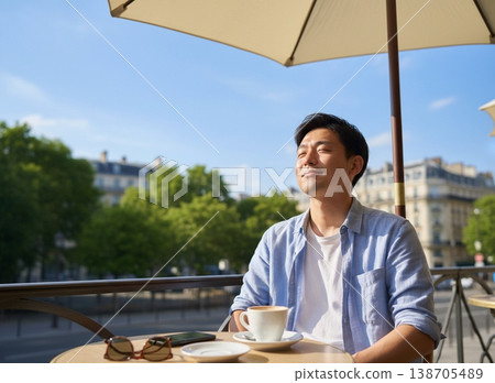 初夏時節，一位日本男子在藍天下，於咖啡館露台上放鬆身心。 138705489
