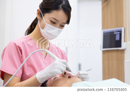 Dentist Dentist to examine 138705805