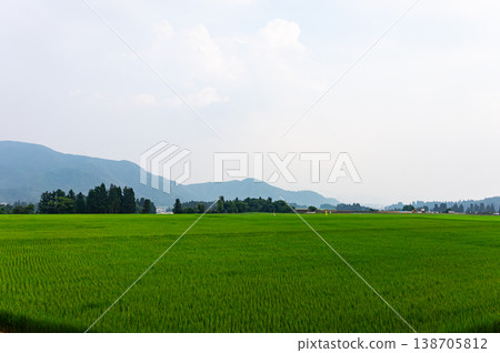 廣闊的鄉村景色,遠處群山巍峨聳立-新潟縣魚沼市栗山 廣闊的鄉村景色,遠處群山巍峨聳立-新潟縣魚沼市栗山 138705812