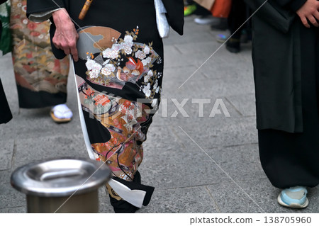 新娘在遊行隊伍中穿著的黑色正式和服 新娘在遊行隊伍中穿著的黑色正式和服 138705960
