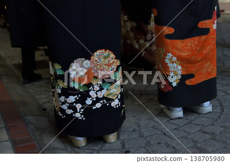 新娘在遊行隊伍中穿著的黑色正式和服 138705980