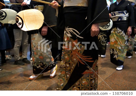 新娘在遊行隊伍中穿著的黑色正式和服 138706010