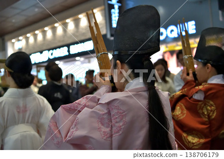 Bridal procession, performance of the sho (mouth organ) Bridal procession, performance of the sho (mouth organ) 138706179