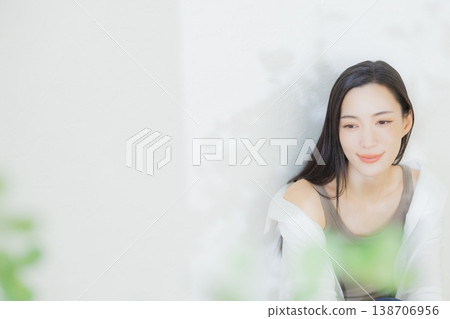 A woman with a white shirt 138706956