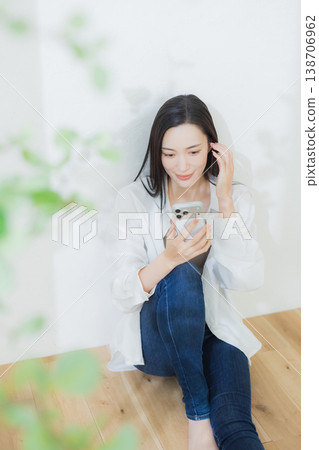 一個穿白襯衫的女人 138706962