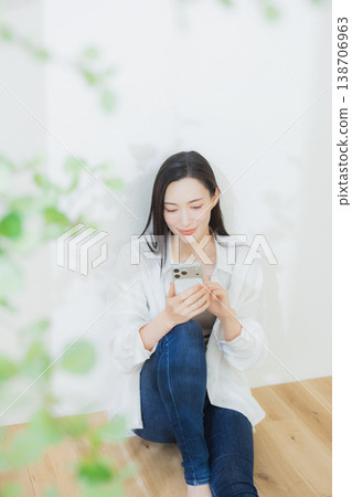 一個穿白襯衫的女人 一個穿白襯衫的女人 138706963