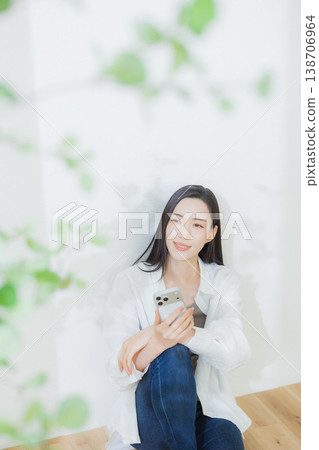 一個穿白襯衫的女人 138706964