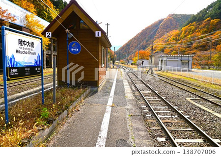Autumn at Rikuchu-Ohashi Station on the JR Kamaishi Line (Galaxy Dream Line Kamaishi Line) Autumn at Rikuchu-Ohashi Station on the JR Kamaishi Line (Galaxy Dream Line Kamaishi Line) 138707006