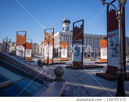 [Ukraine] A giant brown panel conveying the conflict is placed in Maidan Square in Kyiv, the capital. 138707172