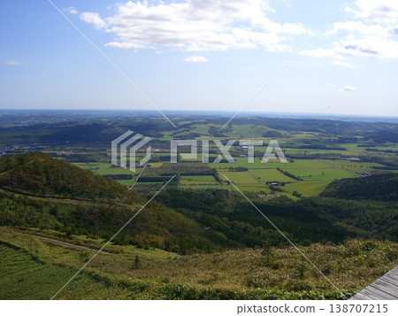 從山頂可以俯瞰鄉村全景和廣闊的平原,藍天白雲籠罩。 從山頂可以俯瞰鄉村全景和廣闊的平原,藍天白雲籠罩。 138707215