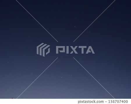 冬夜空中閃耀的獵戶座的晝夜運動 138707400