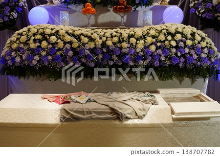 安靜的殯儀館裡擺放著一個花壇 138707782