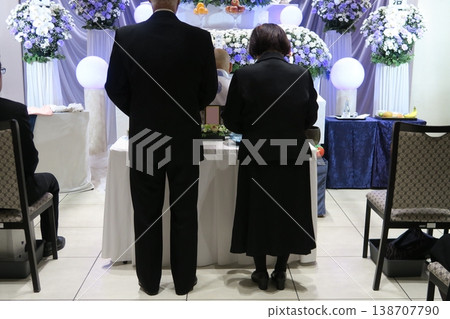 Couple burning incense Couple burning incense 138707790