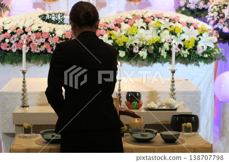 儀式女士為開幕式做準備 儀式女士為開幕式做準備 138707798